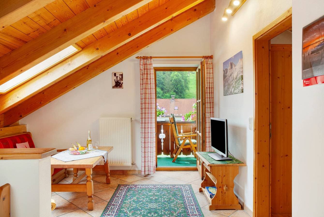 Foto 13 von 33: Ferienwohnung 'Waxenstein' mit Bergblick, Balkon und WLAN