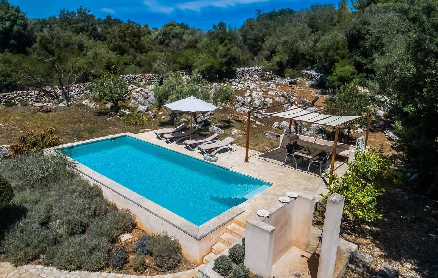 Foto 5 von 52: Sonniger Terrassenrückzug mit Pool und Küche