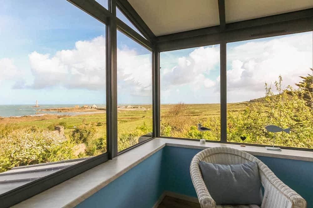 Haus am Meer mit Kamin und Blumengarten 1