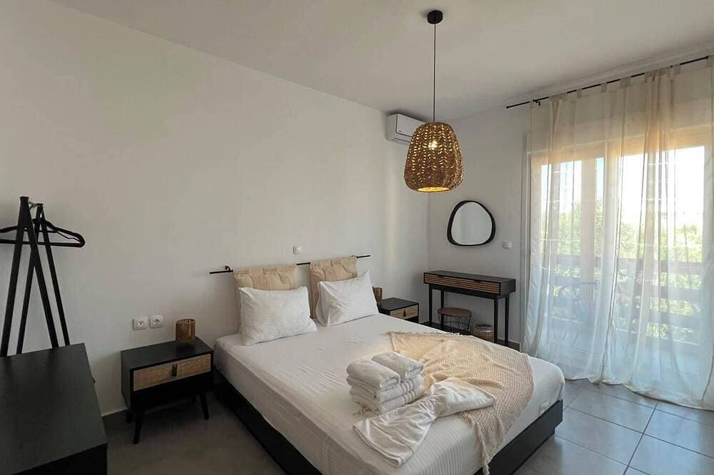 Foto 7 von 24: Oliviera Calm Home - 7 Min Walk to Beach View, Pool