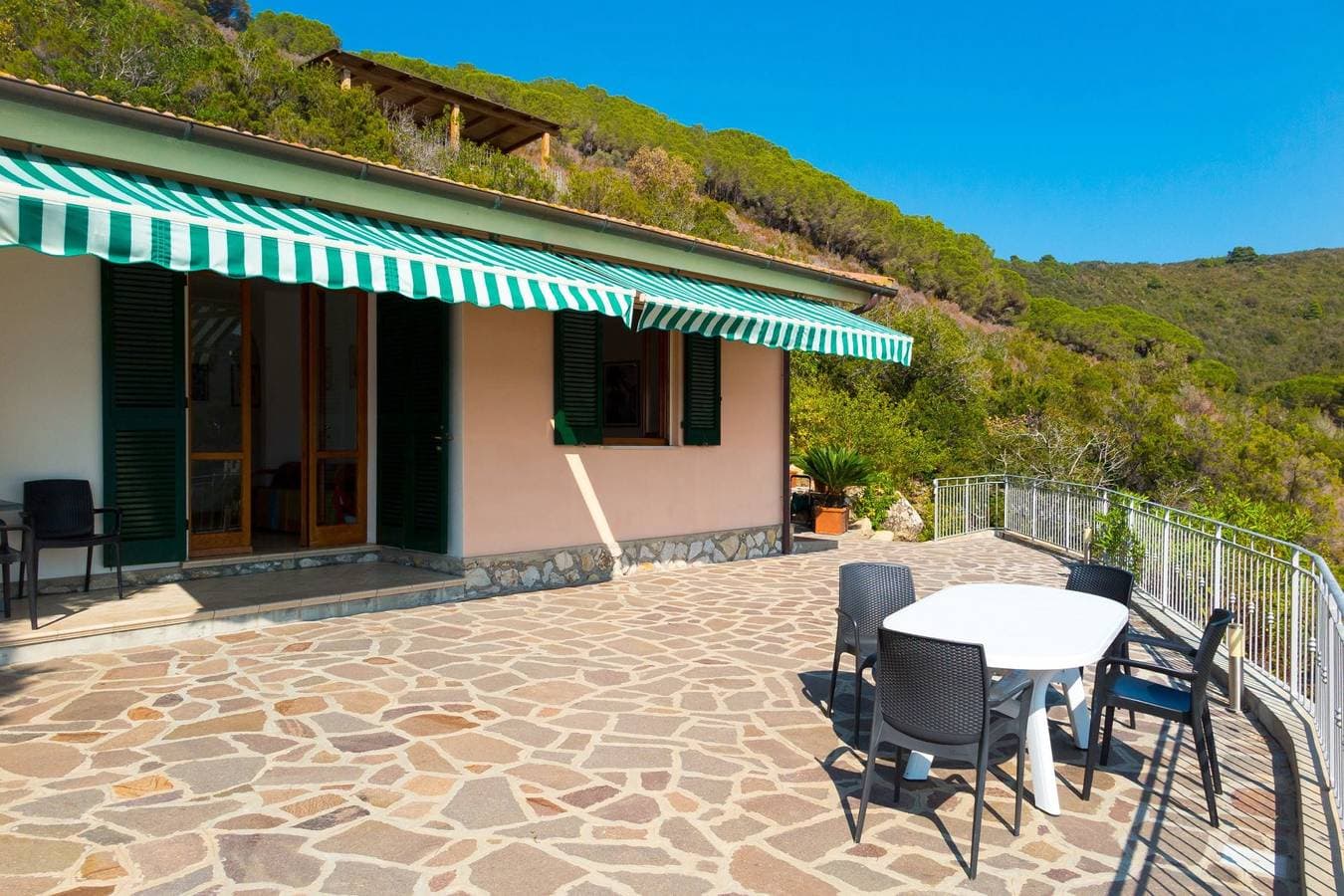 Foto 10 von 35: Ferienhaus für 5 Personen mit Terrasse