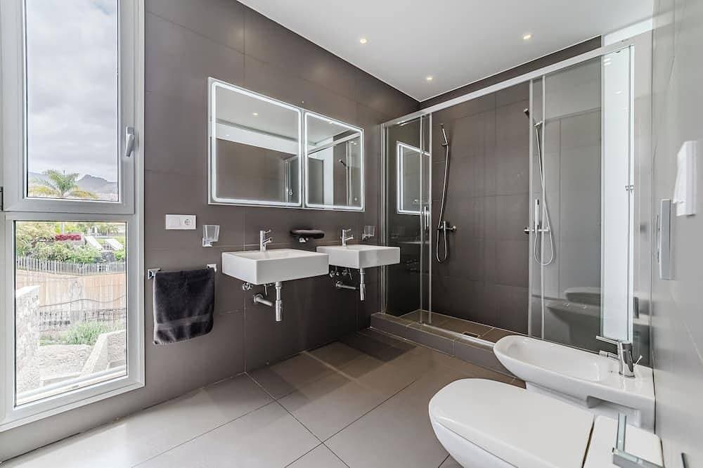 Foto 10 von 28: Moderne 5-Zimmer-Villa in El Duque, beheizter Pool, WLAN, nur 250 m vom Strand entfernt