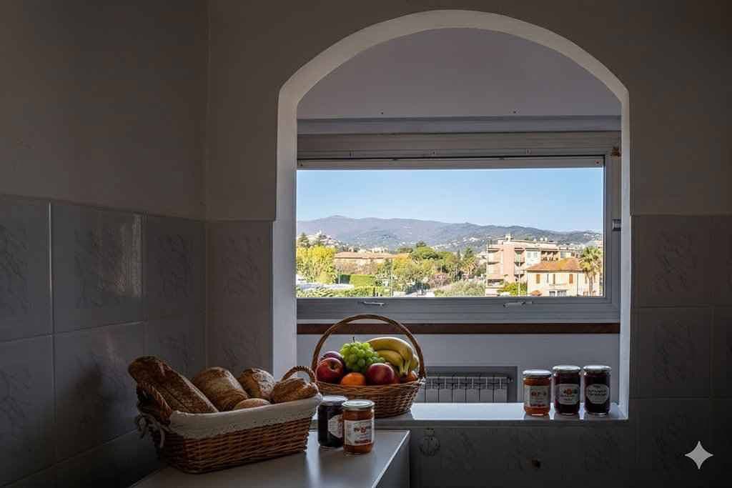 Foto 3 von 10: Ferienwohnung mit Klimaanlage und Balkon mit Meerblick