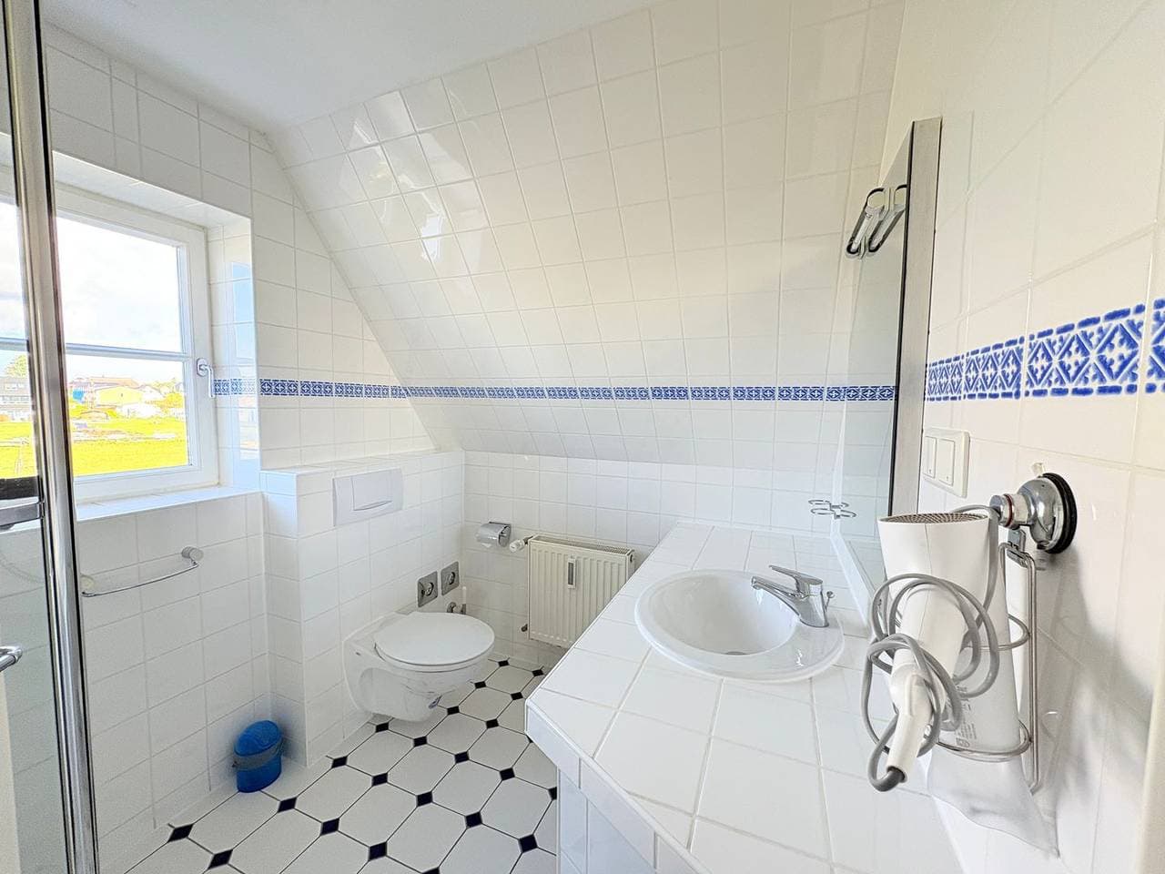 Foto 13 von 25: Ferienwohnung Drachen: Reetgedecktes Strandhaus mit eigenem Strand und Meerblick