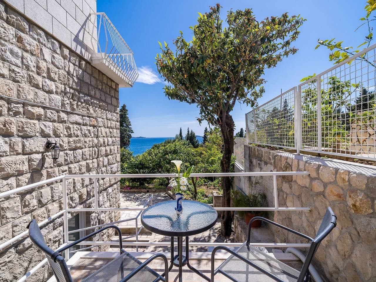 Guest House Villa Nina- Two Bedroom Apartment with Terrace and Sea View 1