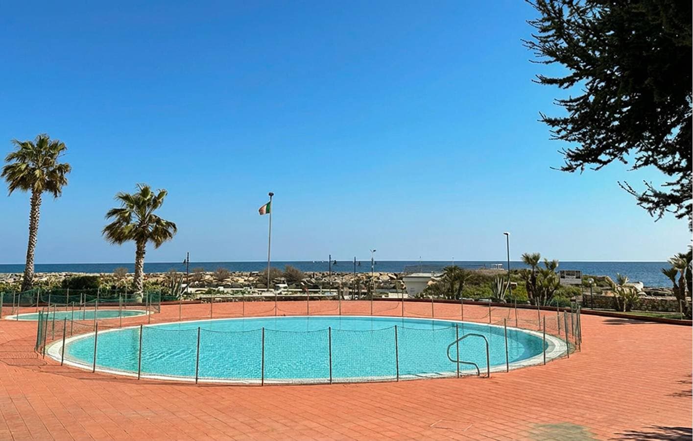 Foto 10 von 29: Gemütliche 2-Zimmer-Wohnung mit Meerblick, Pool, Terrasse und Garage in Poggi