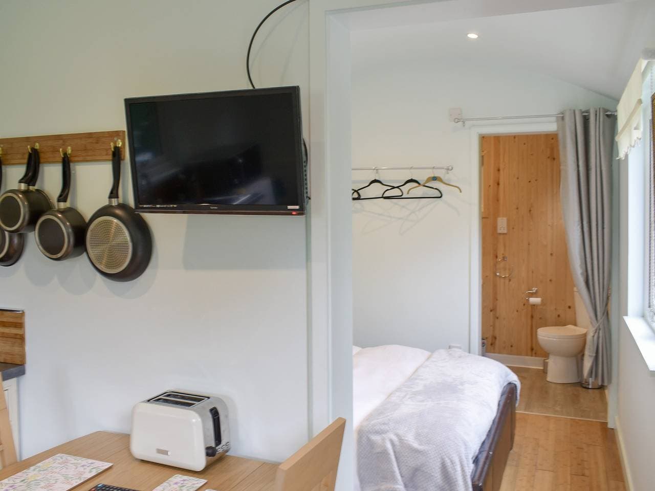 Foto 6 von 17: Shepherds Hut 3 at Laddingford - Uk32532