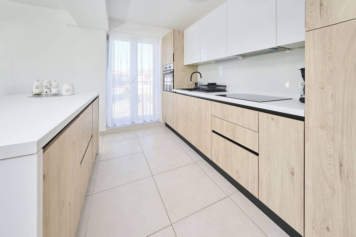 Foto 8 von 23: Luxusapartment mit Meerblick, Pool und Garage