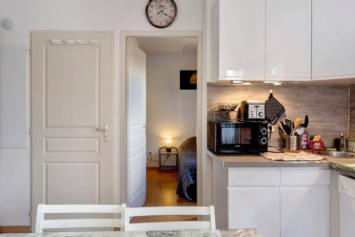 Foto 8 von 29: Studio-Apartment 'La Joue Du Loup' mit Bergblick und Balkon