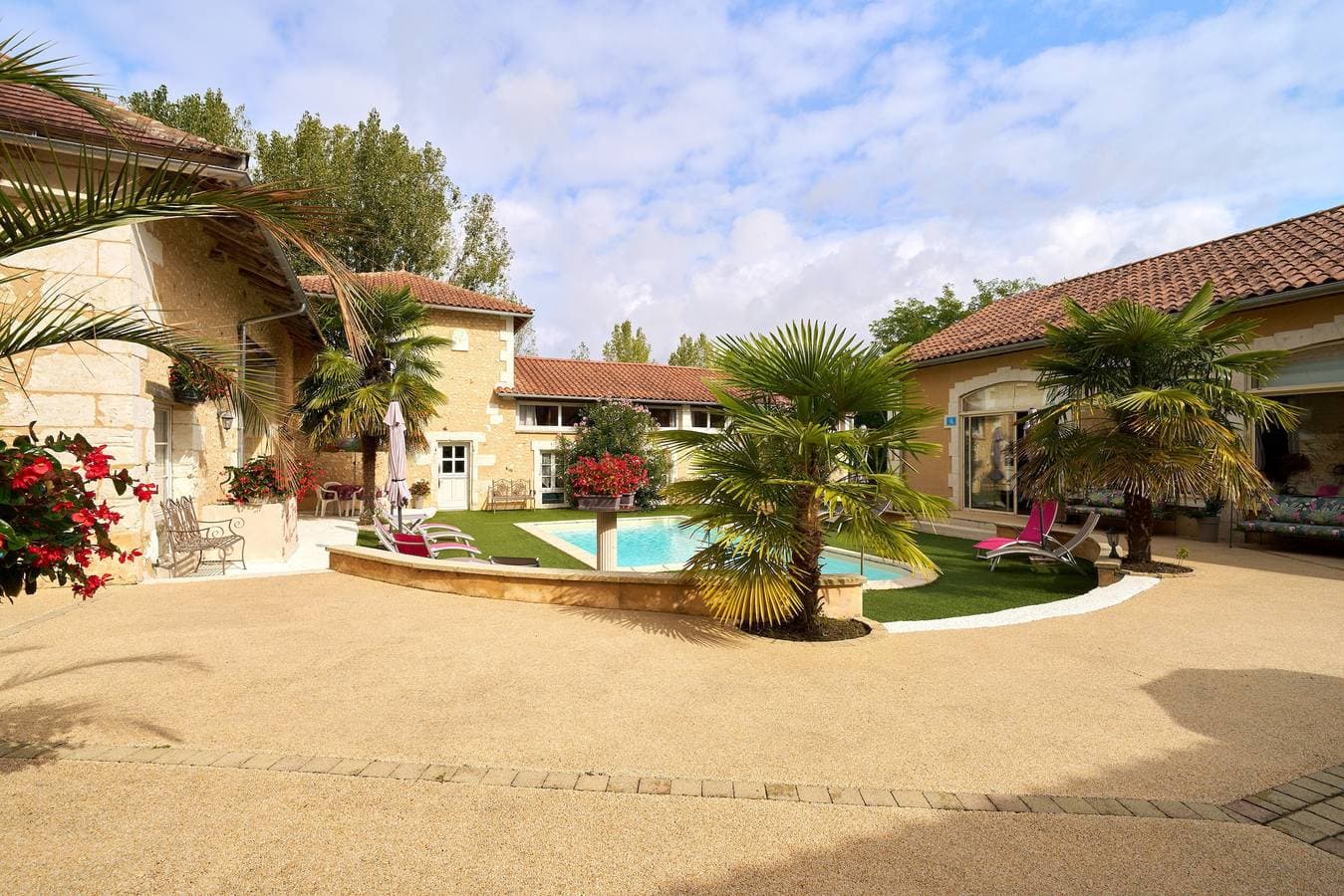 Foto 10 von 32: Périgord Elegant – Gästezimmer 'Le Pré Fleuri' mit Pool im Herzen des Ribéracois