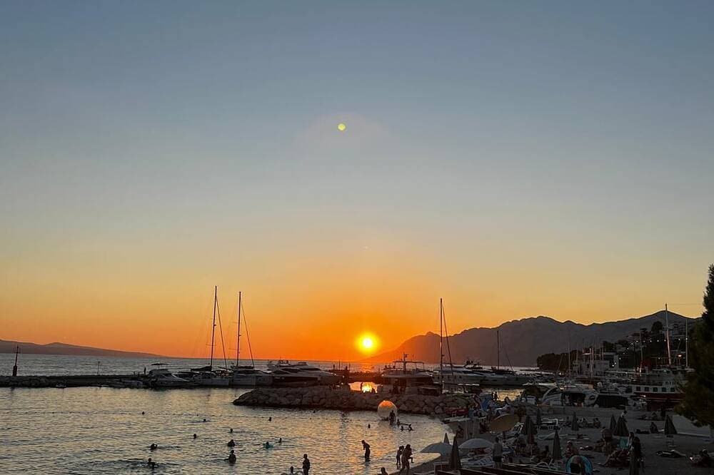 Foto 8 von 16: Central Baška Voda Beachfront Apartment with AC, WiFi, parking & a stunning view