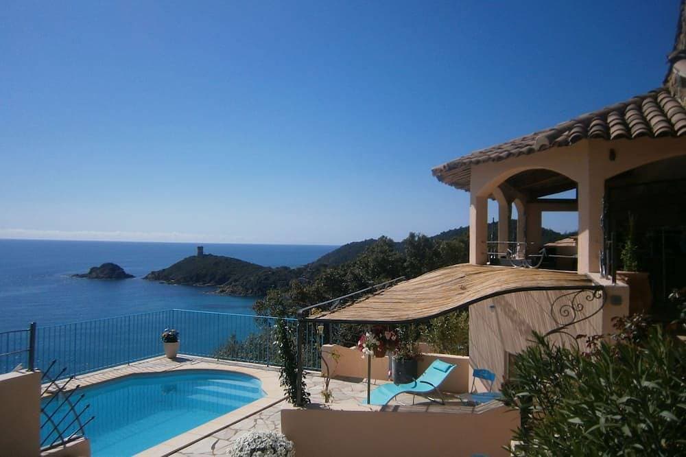 Villa mit Pool und eigenem Spa mit Meerblick 1