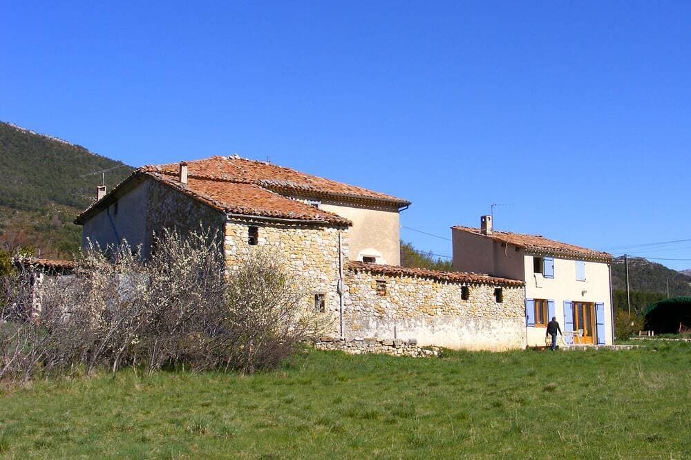 Foto 9 von 26: Das Haus von Chateau Ricard und seine pastorale Ansicht