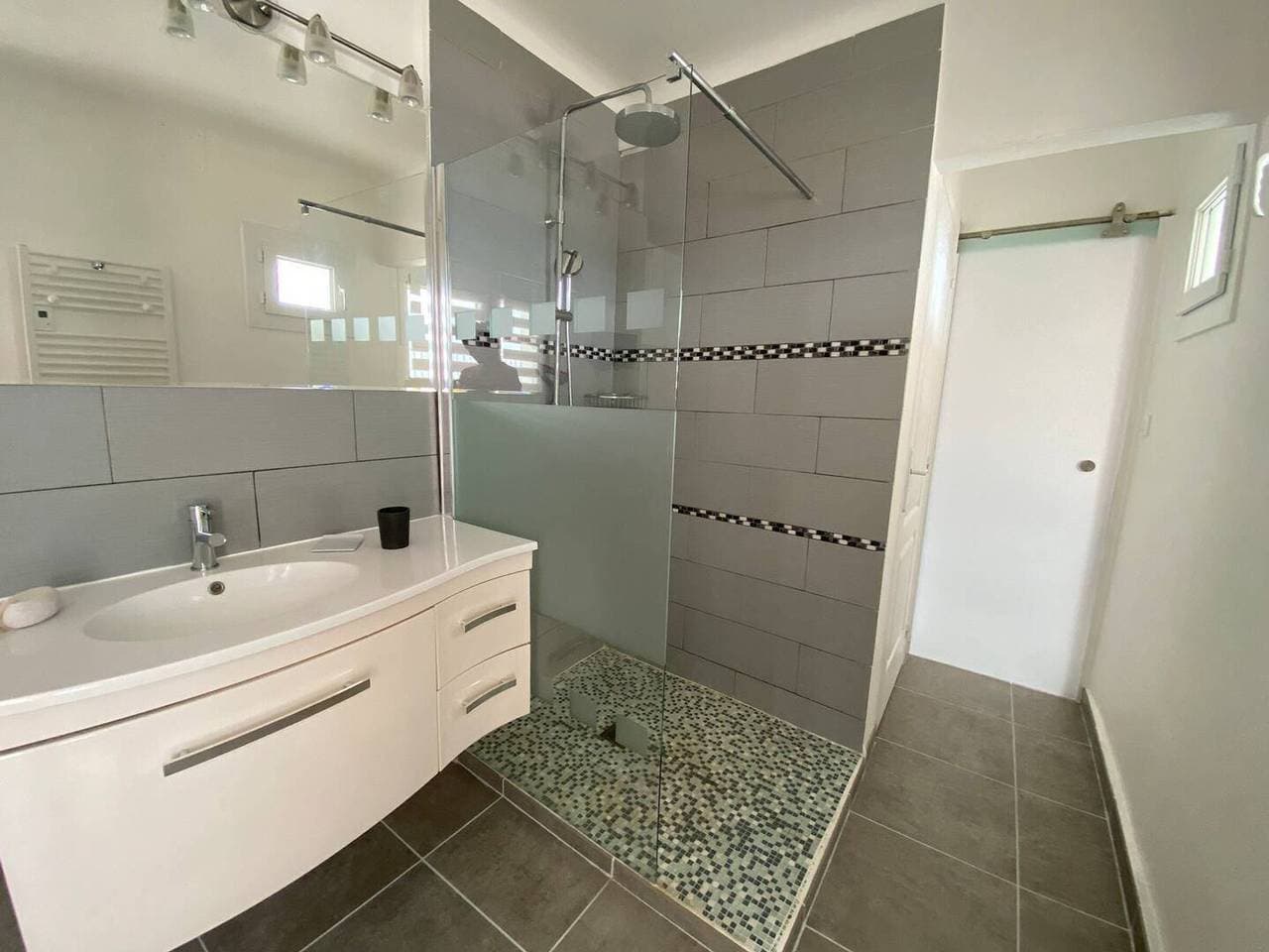 Foto 13 von 22: Klimatisierte Wohnung mit Terrasse & Privatem Strand