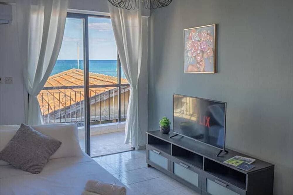 Foto 7 von 30: Anteia's Seaview Apt steps to Finikoudes Larnaca