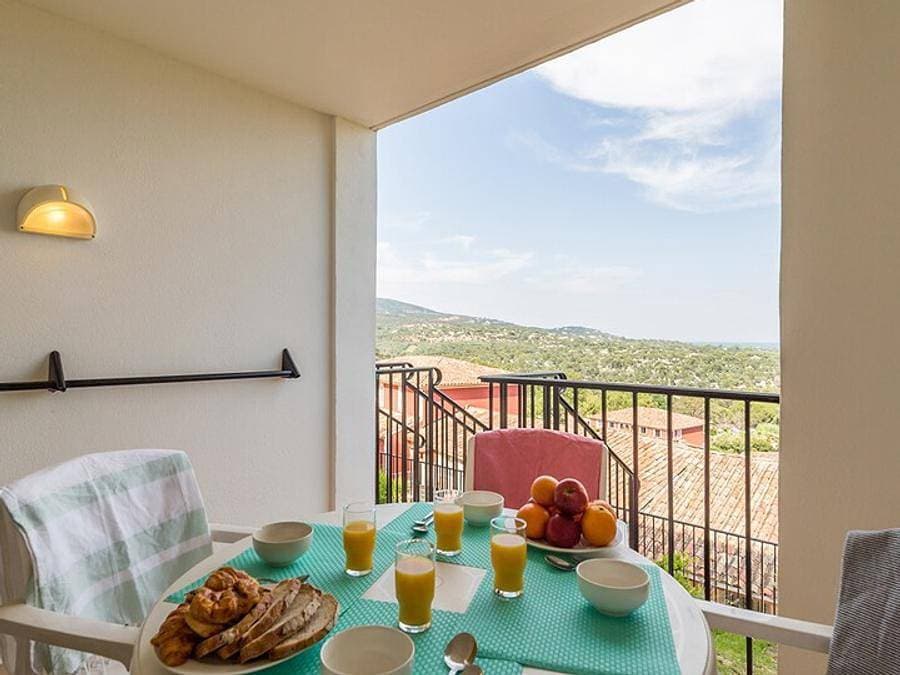 Foto 11 von 45: Pierre & Vacances Résidence Les Restanques du Golfe de Saint-Tropez - Wohnung 4 personen - - 1 Schlafalkoven - Terrasse oder Balkon