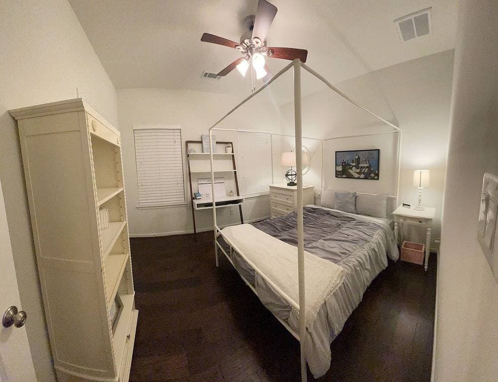 Foto 10 von 15: Beautiful and spacious home off Main Street!