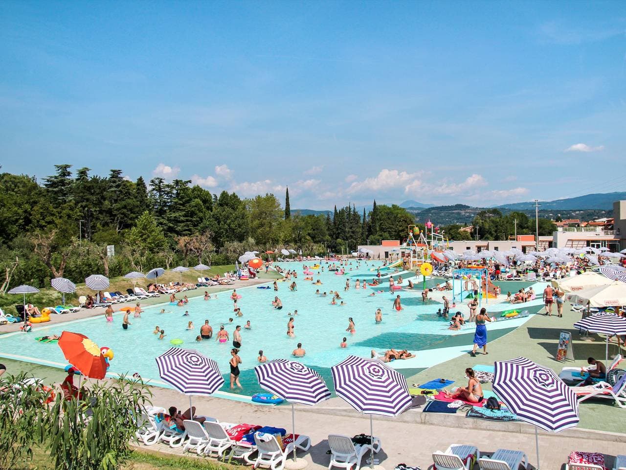 Schöner Sandstrand mit Sonnenliegen und Sonnenschirmen sowie direkter Zugang zu öffentlichem Sandstrand grosses, kinderfreundliches Feriendorf Cisano & San Vito 1