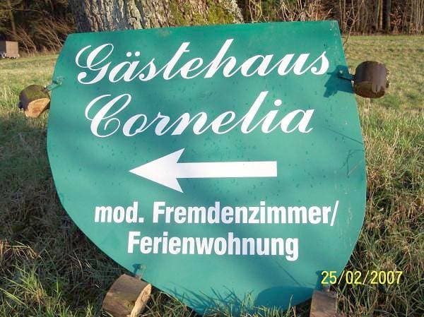 Foto 12 von 39: Pension Gästehaus Cornelia - Doppelzimmer 3 mit Terrasse und Ausblick ins Grüne
