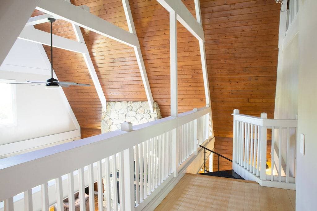 Foto 2 von 40: A-Frame Arbor One Block From The Beach-Four Beds and Four Bathrooms!