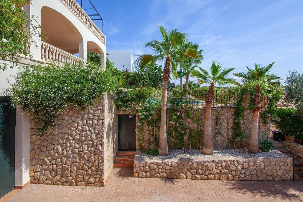 Foto 10 von 30: Wunderschönes Haus in Calvia mit privatem Swimmingpool, der sowohl drinnen als.