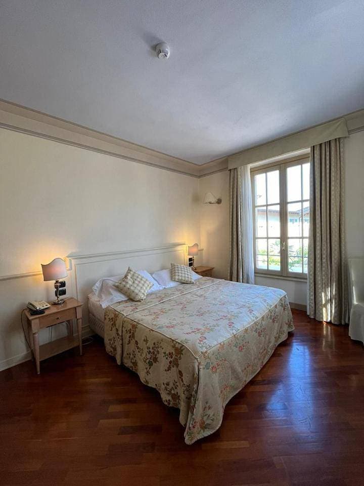 Foto 6 von 8: Double or Twin Room - Disability Bathroom