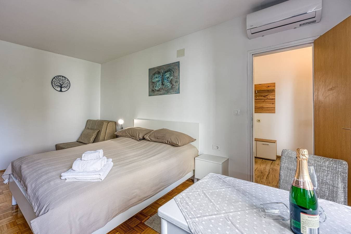 Foto 7 von 25: Einfach eingerichtetes Studio-Apartment Karlo in der Nähe eines schönen Strandes und des Stadtzentrums