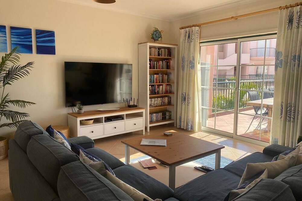 Foto 11 von 22: Geräumiges Luxusapartment Riesiger Balkon mit Blick auf Schwimmbäder & Gärten