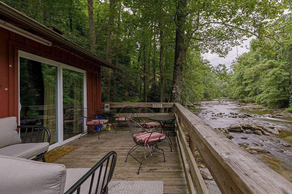 Foto 6 von 31: Die Gäste werden den River Haus wirklich genießen: ein rustikales 1-Schlafzimmer, eine Badekabine, während Sie das hören