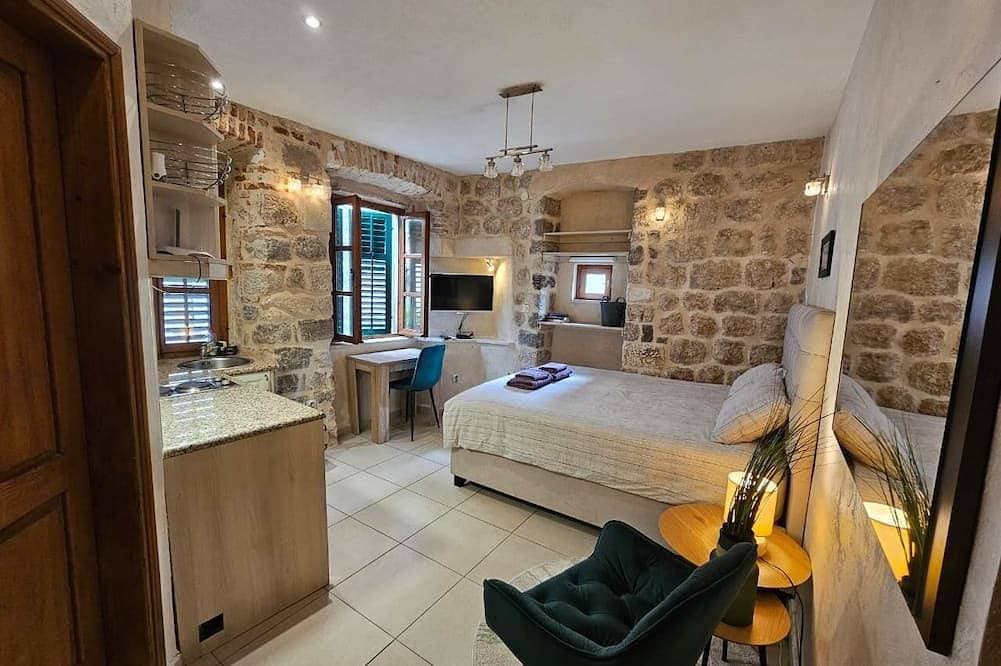 Charakter gut ausgestattet (rechts) Studio-Apartment im historischen Zentrum von Kotor 1