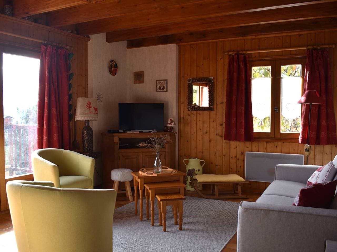 Foto 3 von 13: Südliches 4-Seiten-Chalet mit Terrasse in der Nähe des Zentrums