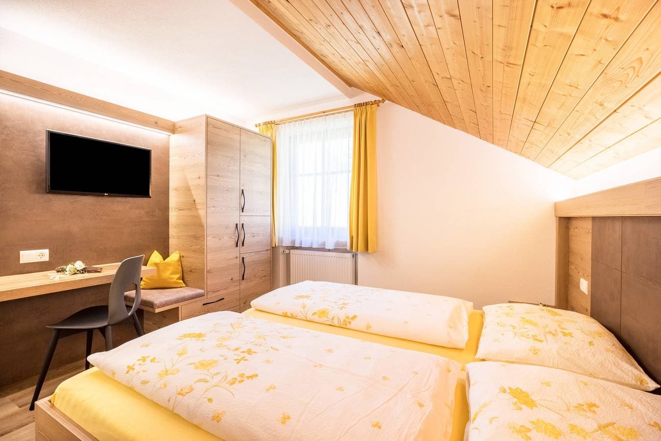 Foto 12 von 29: Ferienwohnung "Kuglerhof 2" mit Bergblick, WLAN, Balkon, Terrasse & Garten; haustierfreundlich