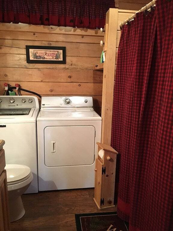 Foto 7 von 45: Potomac Overlook, New Log Cabin Vor Eingang zum Loch Smoke