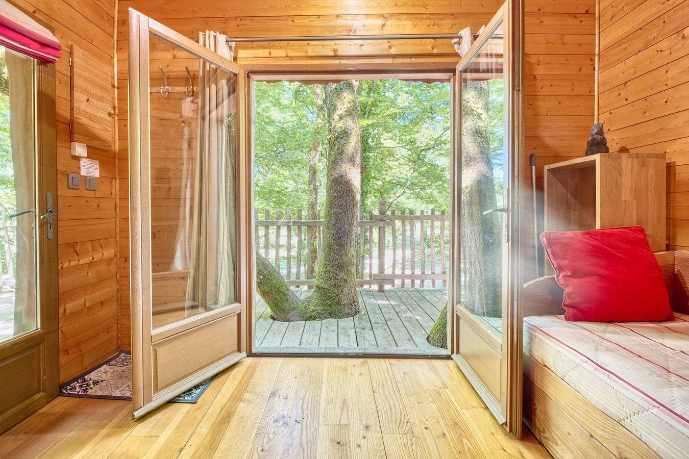 Foto 12 von 27: Cabane Amicie in den Bäumen – Natur-Retreat mit gemeinsamem beheiztem Innenpool