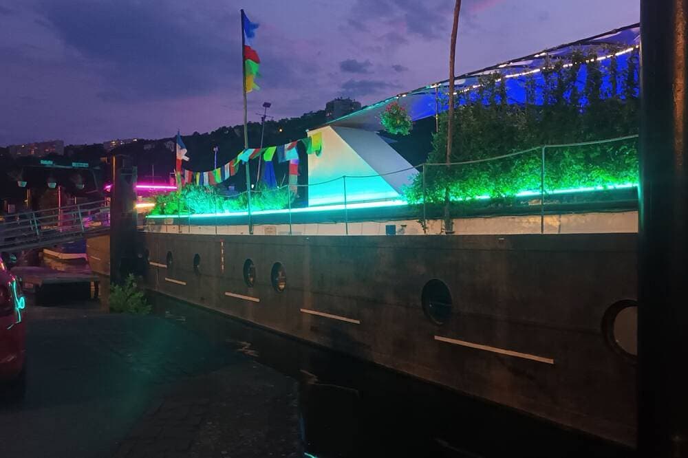 Foto 10 von 11: Atypical Comfort Room On A Barge On The River Saone