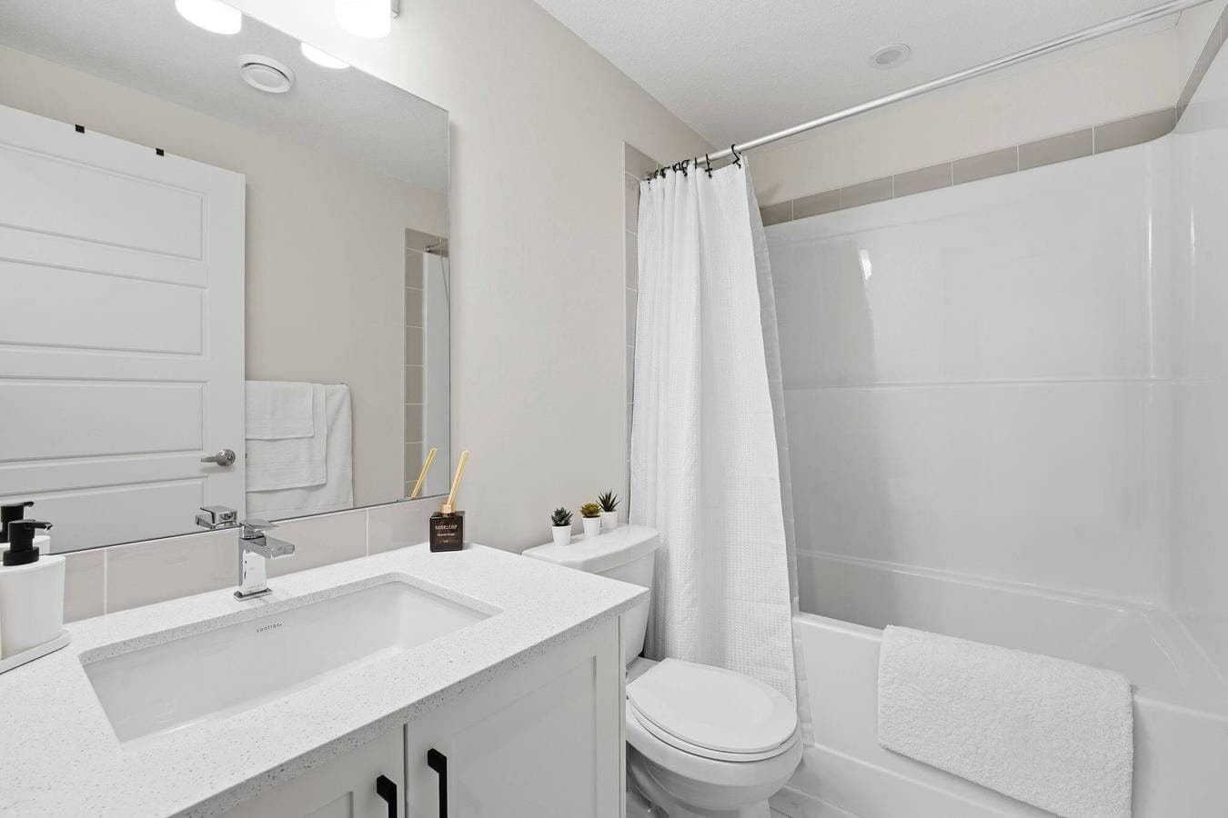 Foto 10 von 30: Livingston Haven - Moderne Privatsuite mit 1 Schlafzimmer