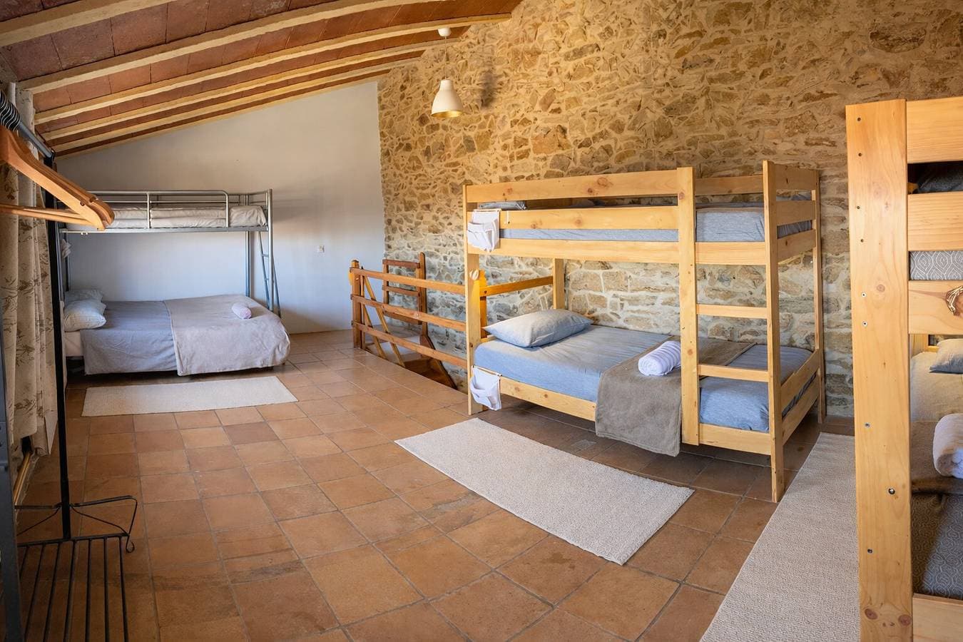 Foto 7 von 31: Casa Rural 'Masia Sa Calma - La Tribu' mit Bergblick, Gemeinschaftsterrasse und WLAN