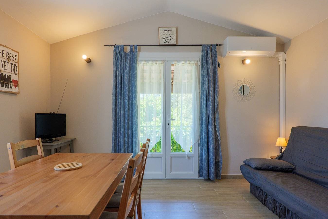 Foto 8 von 32: Ferienhaus „Le Murier - La Fontinelle“ mit Bergblick, Gemeinschaftspool, Klimaanlage