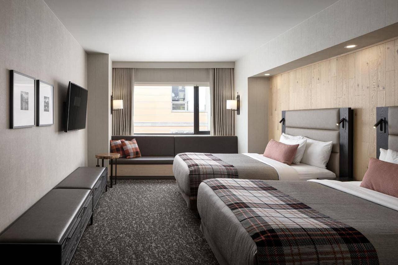 Foto 6 von 13: Junior Studio, 2 Queen beds, Street View