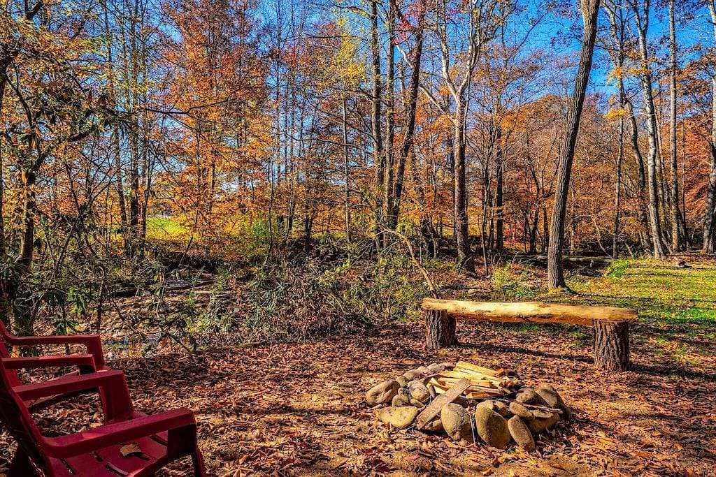 Foto 6 von 36: Cuddling On The Creek Couples only romantic \" Tiny Cabin\" retreat!!!!