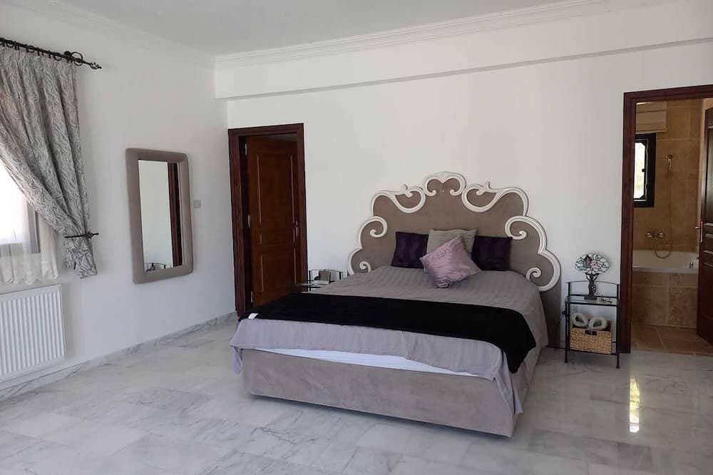 Foto 2 von 30: Geräumige Villa mit 4 Schlafzimmern, privatem Pool und großem Garten, Bellapais.