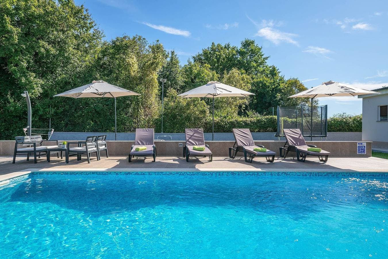 Charmante Villa mit privatem Pool, Klima, Sonnenliegen, Terrasse und Grill 1