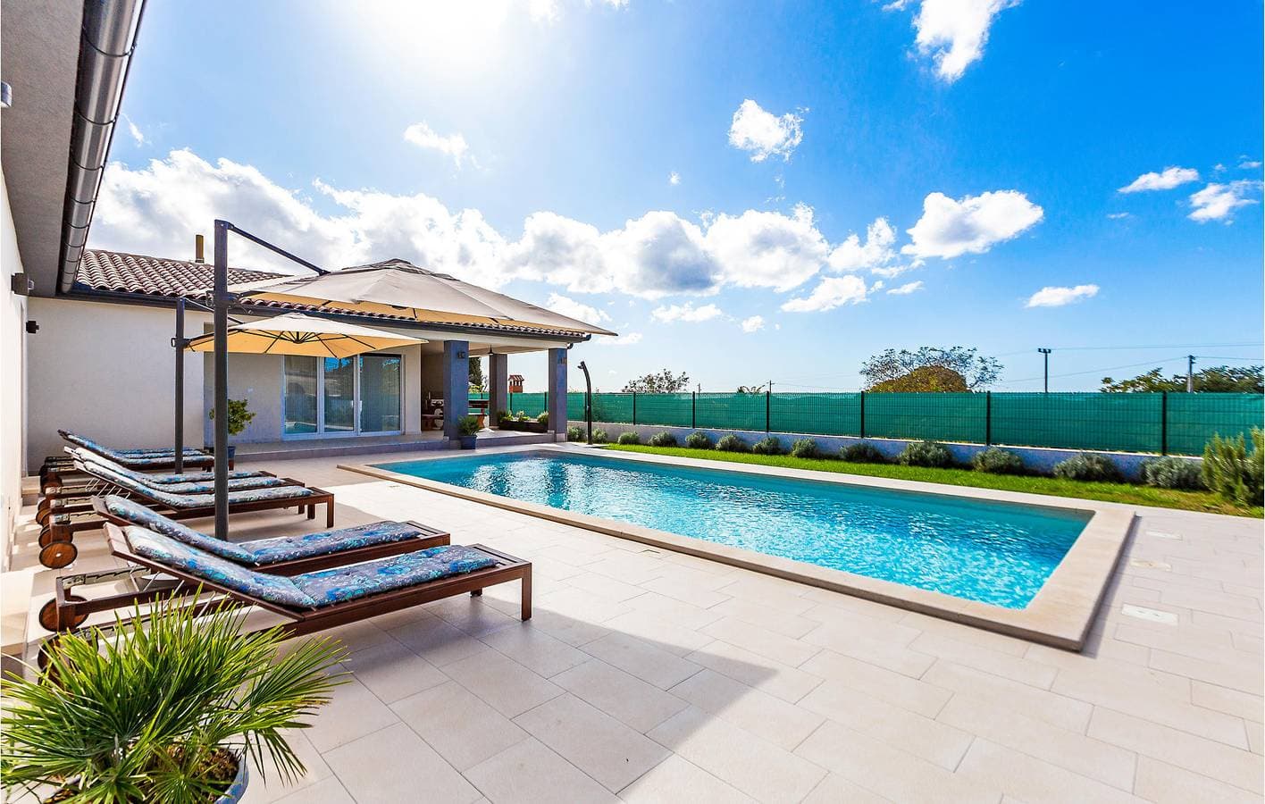 Foto 11 von 46: Geräumige 150 m² große Wohnung mit Pool, Terrasse und WLAN
