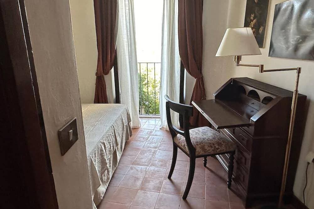 Foto 2 von 17: Septà - Pittoresca Casa Vacanze nel Centro Storico Vista Lago, Piccolo Giardino