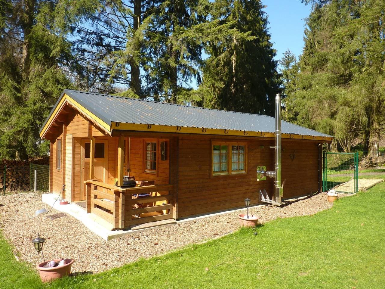 Holz-Blockhaus für vier Personen mit Terrasse 1