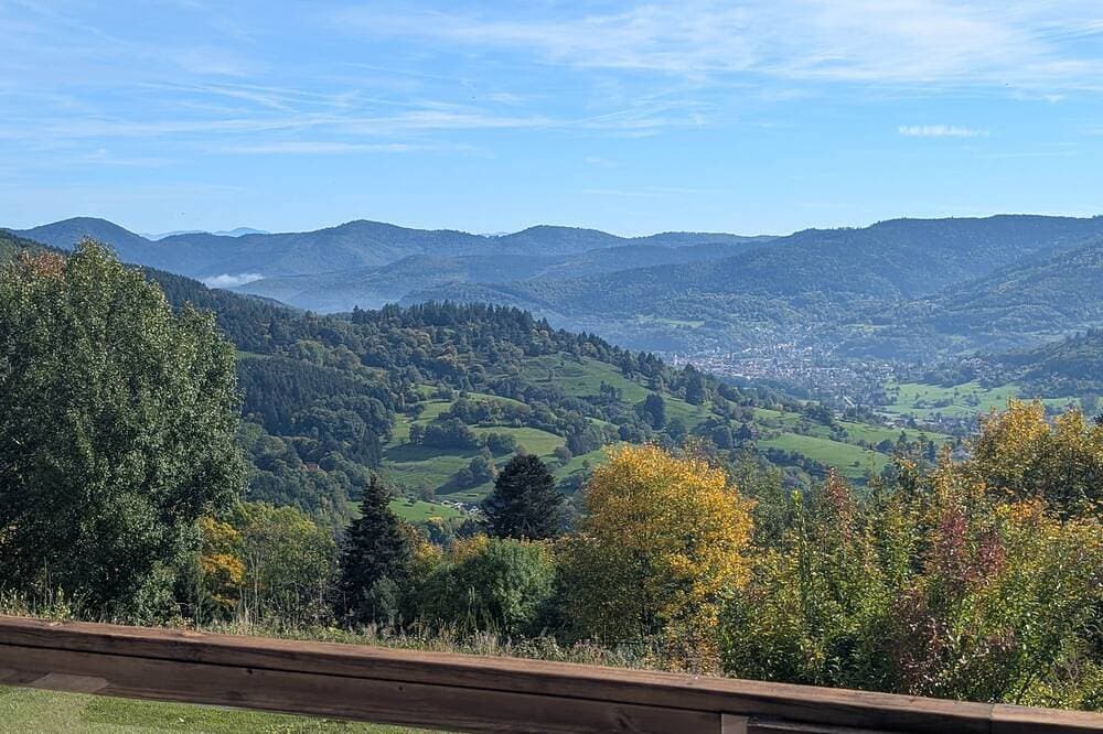 Le Panorama with views of the Valley 1