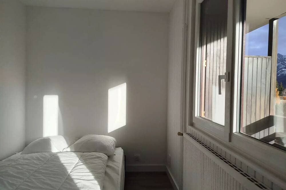 Foto 3 von 11: Square-meter studio, sleeps 4, east-facing, balcony with a beautiful view of the valley