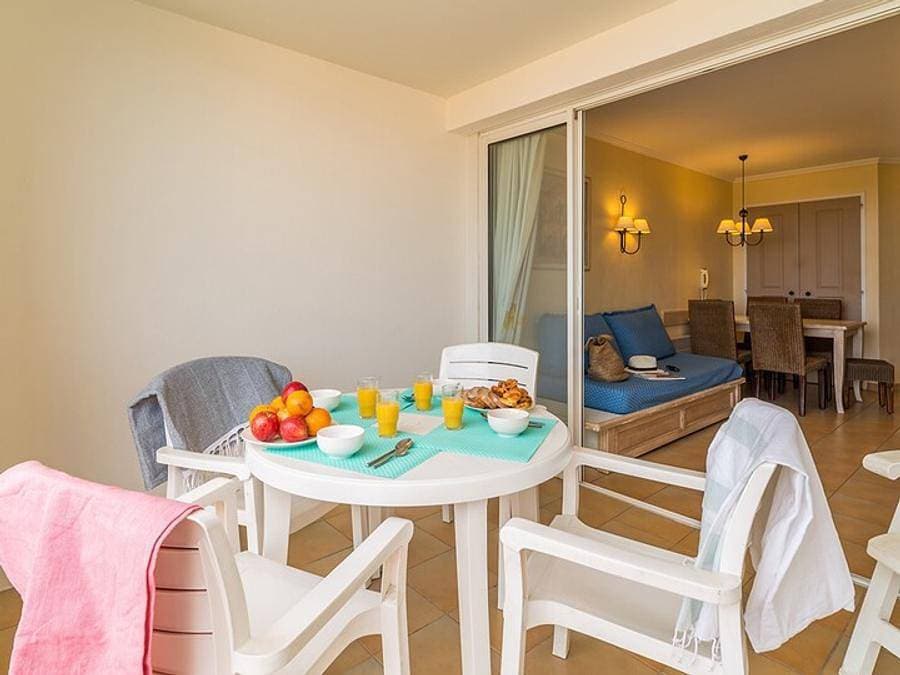 Foto 12 von 45: Pierre & Vacances Résidence Les Restanques du Golfe de Saint-Tropez - Wohnung 4 personen - - 1 Schlafalkoven - Terrasse oder Balkon