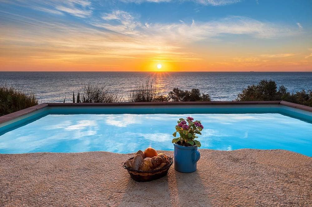 Mareverde.Gorgeous beachfront cottage with pool and very close to the sea access 1