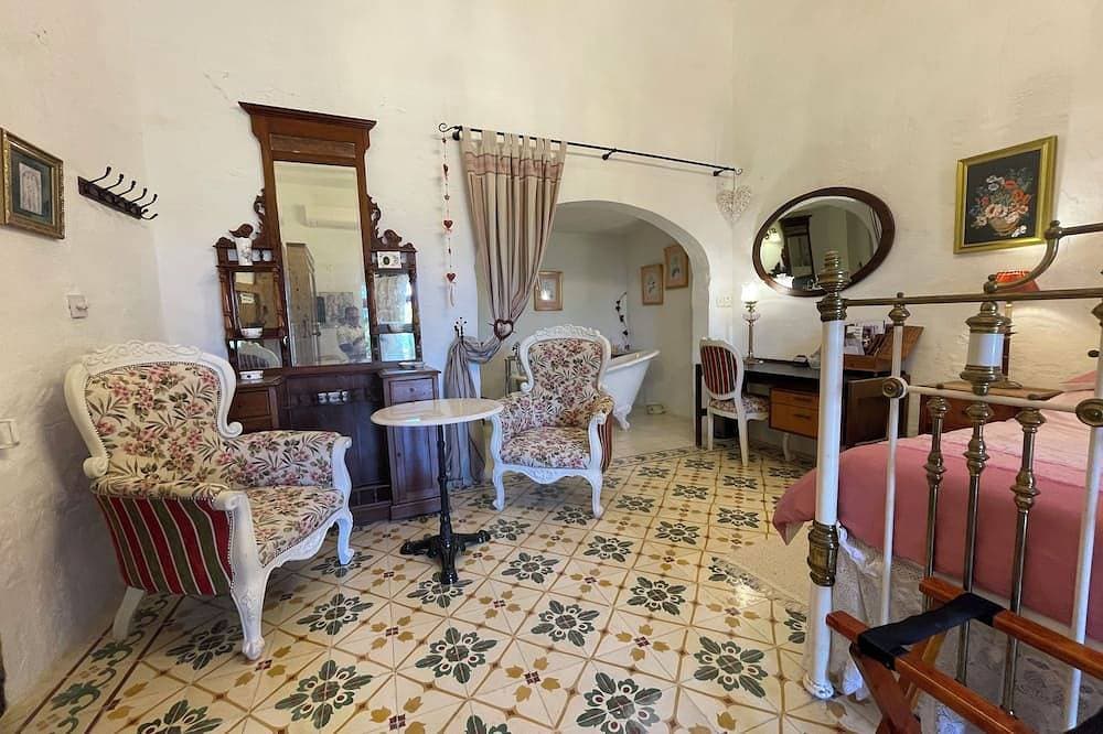 Foto 5 von 12: Nostalgia suite at Dar Tal Kaptan, Ghasri, Gozo. Victorian themed room
